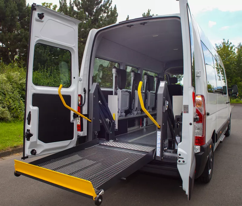 Bild von einem Kleinbus auf einer Straße, umgeben von Bäumen