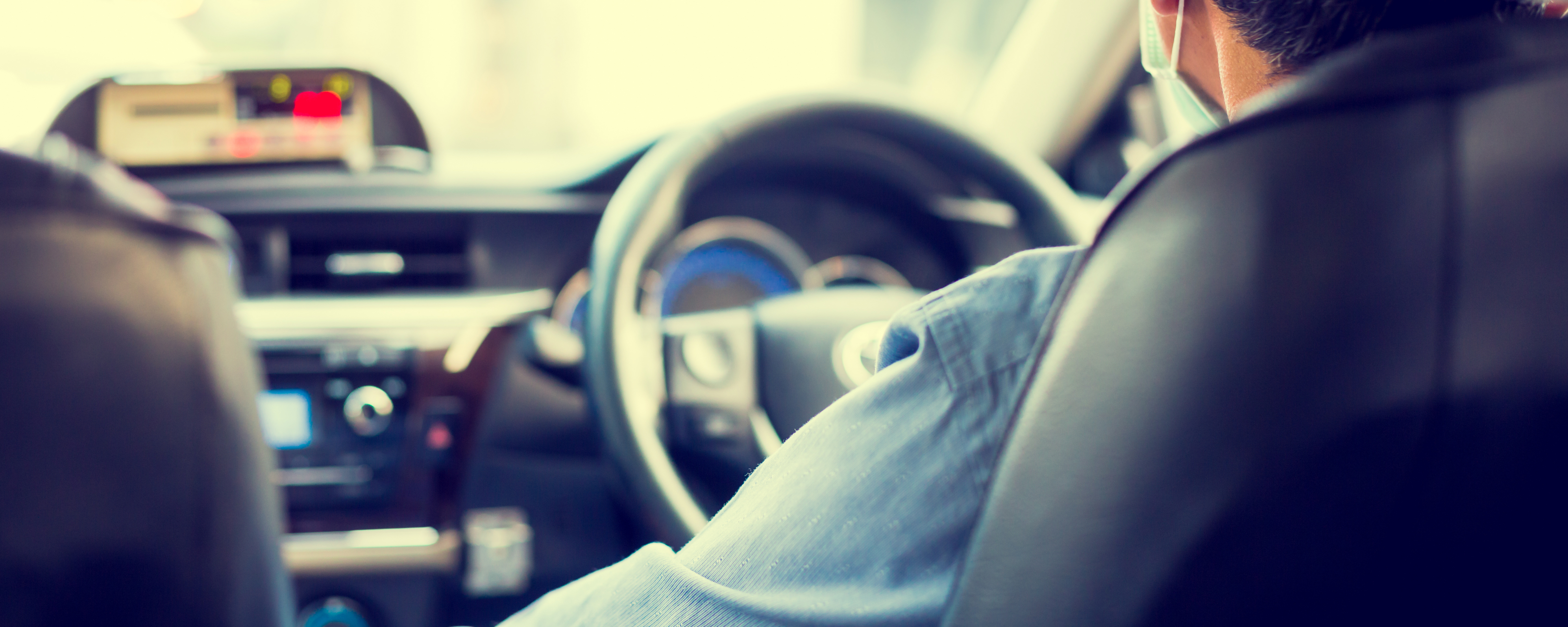 Person hinter dem Lenkrad
